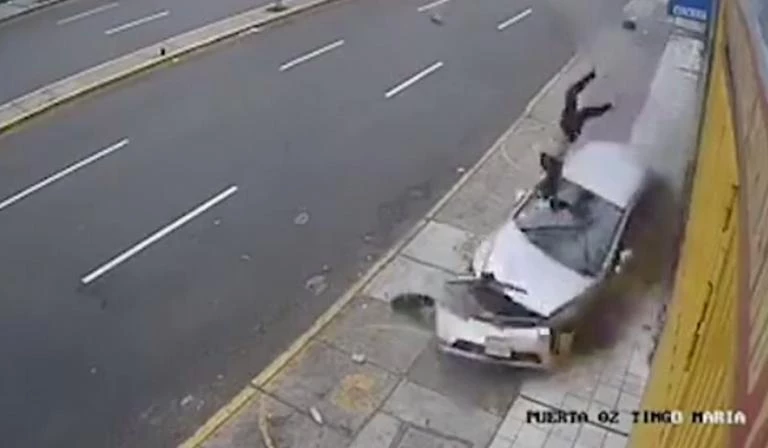 Προσοχη! Σκληρές εικόνες από τροχαίο – Εκσφενδονίστηκε στον αέρα [vid]